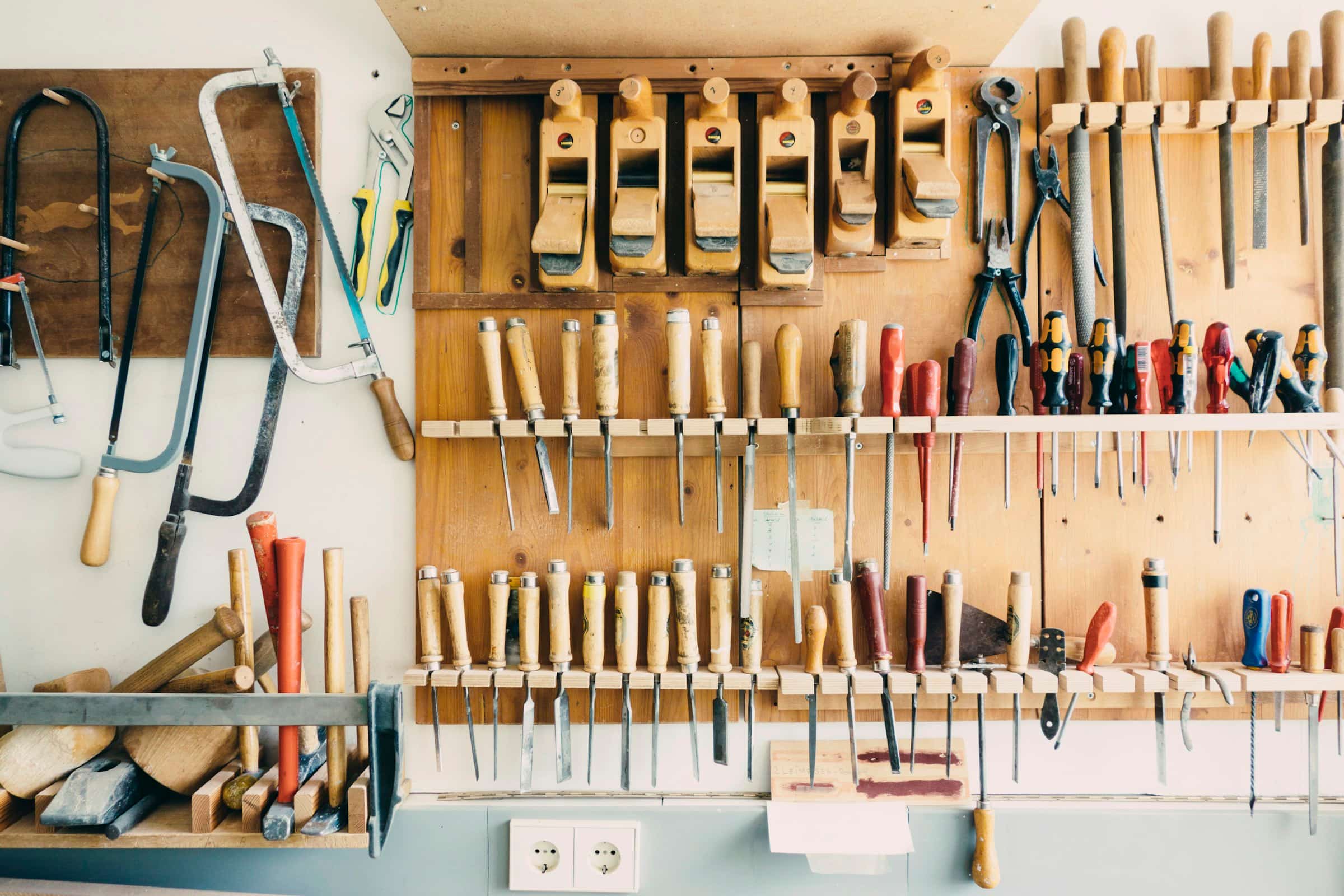 Établi d'artisan avec ses outils rangés au mur