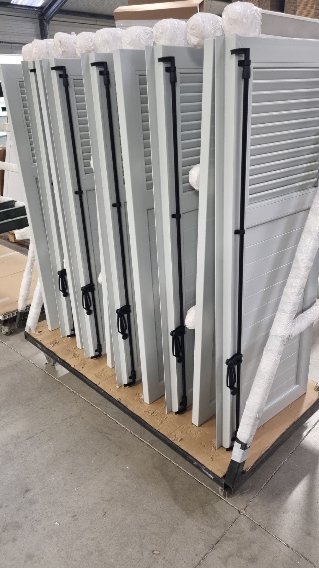 Persiennes aluminium gris clair emballées sur palette avant expédition