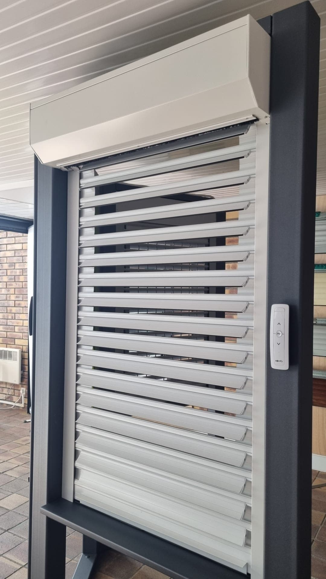 Brise-soleil orientable de démonstration monté sur bâti, avec sa commande murale