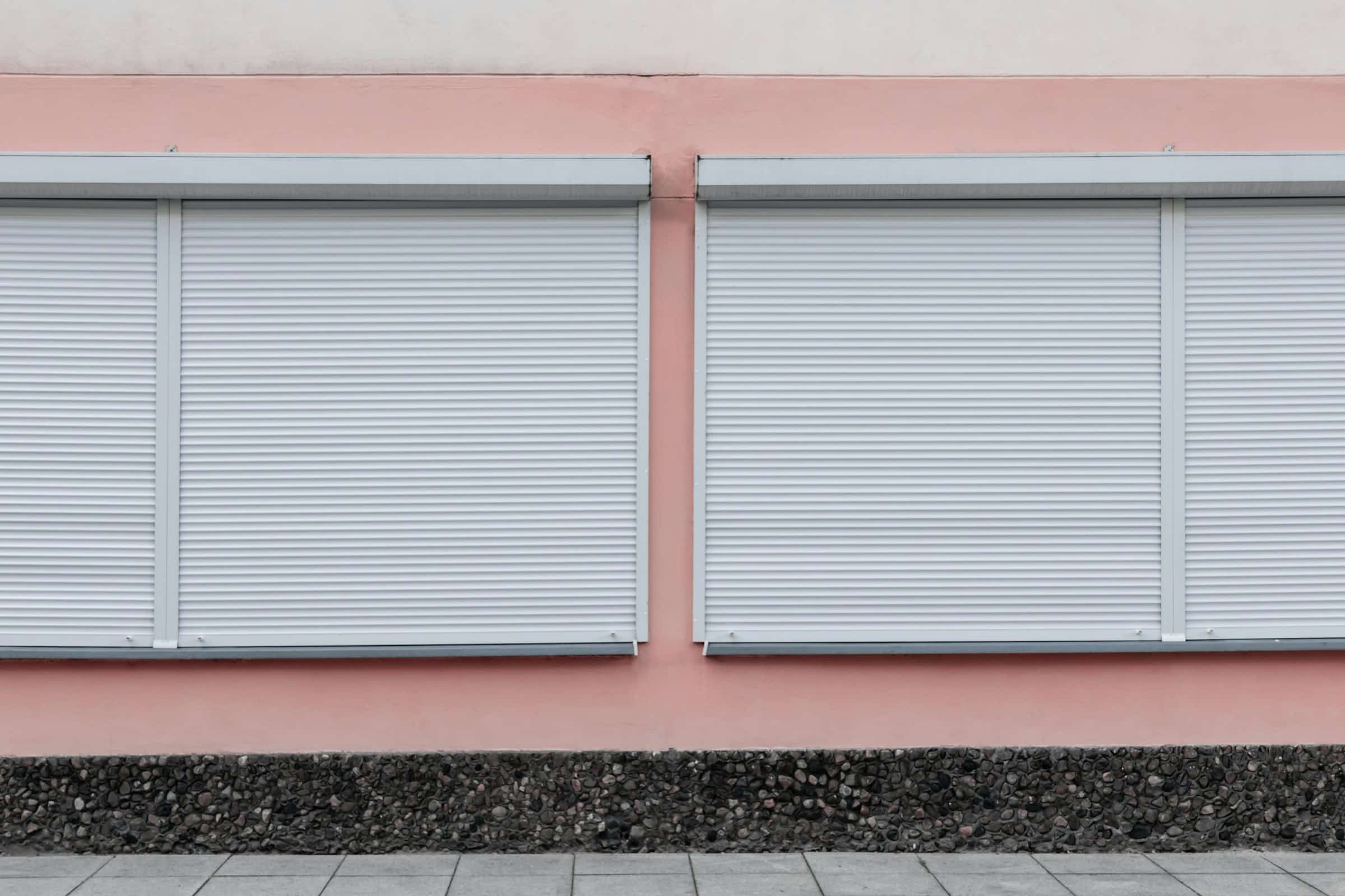 Volets roulants fermés sur la façade d'une maison, comme ceux que nous dépannons à Metz